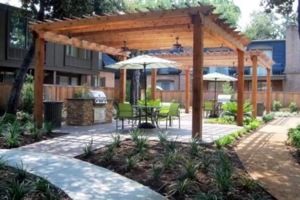 Huge One Bedroom With 2 Queen Size Beds Houston Extérieur photo